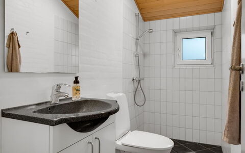Erikka - 40Km from the Sea: Loodgieterswerkinrichting, Flooring, Muur, Interieur Ontwerp, Verdieping, Badkamer, Wastafel, Wastafel In De Badkamer, Kraan, Plafond