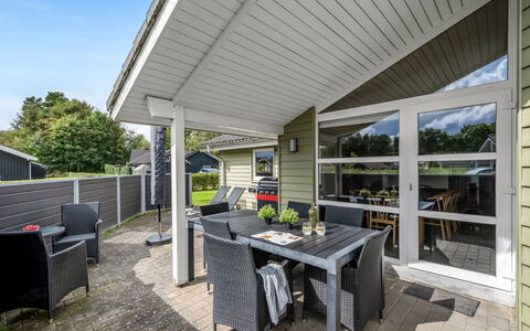 Erikka - 40Km from the Sea: Meubilair, Hout, Interieur Ontwerp, Flooring, Verdieping, Stoel, Kamer, Plafond, Woonkamer, Appartement