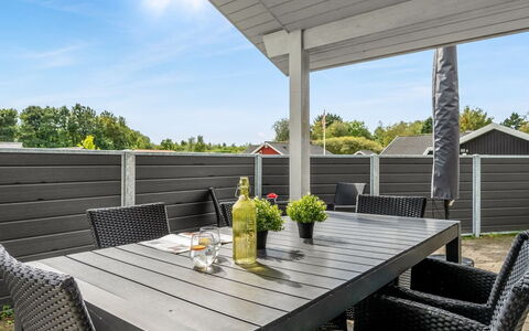 Erikka - 40Km from the Sea: Meubilair, Hout, Interieur Ontwerp, Flooring, Verdieping, Stoel, Kamer, Plafond, Woonkamer, Appartement