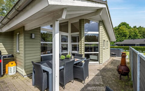 Erikka - 40Km from the Sea: Meubilair, Hout, Interieur Ontwerp, Flooring, Verdieping, Stoel, Kamer, Plafond, Woonkamer, Appartement