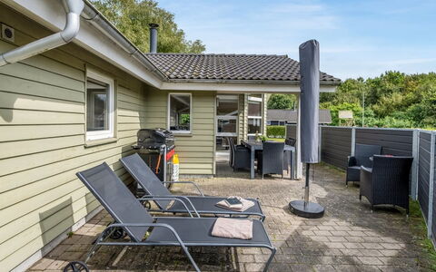 Erikka - 40Km from the Sea: Meubilair, Hout, Interieur Ontwerp, Flooring, Verdieping, Stoel, Kamer, Plafond, Woonkamer, Appartement