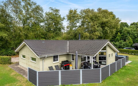 Erikka - 40Km from the Sea: Meubilair, Hout, Interieur Ontwerp, Flooring, Verdieping, Stoel, Kamer, Plafond, Woonkamer, Appartement