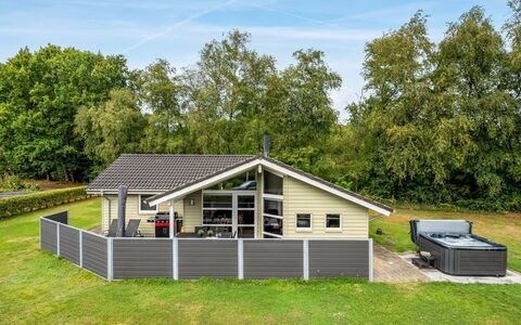 Erikka - 40Km from the Sea: Meubilair, Hout, Interieur Ontwerp, Flooring, Verdieping, Stoel, Kamer, Plafond, Woonkamer, Appartement