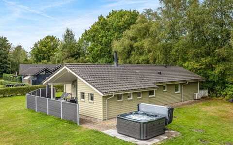 Erikka - 40Km from the Sea: Meubilair, Hout, Interieur Ontwerp, Flooring, Verdieping, Stoel, Kamer, Plafond, Woonkamer, Appartement