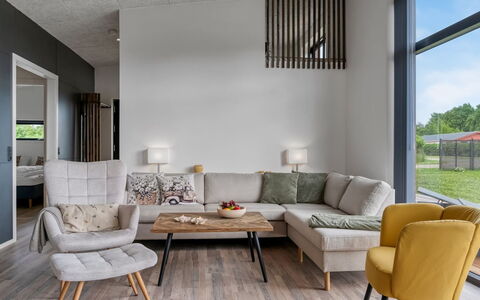 Sharina - 320M to the Fjord: Meubilair, Interieur Ontwerp, Flooring, Verdieping, Bankstel, Muur, Houten Vloer, Hout, Woonkamer, Stoel