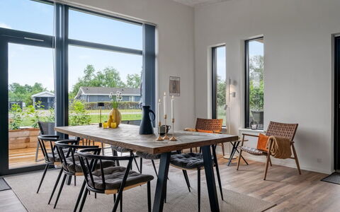 Sharina - 320M to the Fjord: Meubilair, Flooring, Stoel, Interieur Ontwerp, Hout, Verdieping, Houten Vloer, Tafel, Keuken En Eettafel, Eetkamer