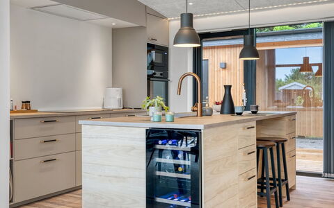 Sharina - 320M to the Fjord: Meubilair, Keuken, Countertop, Flooring, Interieur Ontwerp, Cabinetry, Verdieping, Hout, Toestel Van De Keuken, Houten Vloer