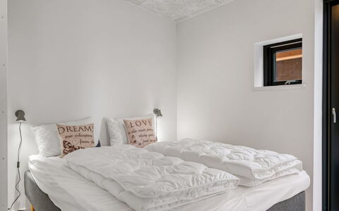 Sharina - 320M to the Fjord: Slaapkamer, Bed, Laken, Bedding, Plafond, Interieur Ontwerp, Verdieping, Flooring, Bed Frame, Kamer