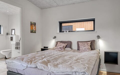 Sharina - 320M to the Fjord: Slaapkamer, Bed, Interieur Ontwerp, Meubilair, Plafond, Hout, Laken, Bedding, Flooring, Verdieping