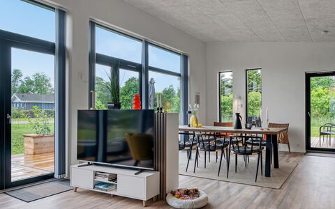 Sharina - 320M to the Fjord: Hout, Flooring, Meubilair, Verdieping, Interieur Ontwerp, Plafond, Huis, Stoel, Woonkamer, Kamerplant
