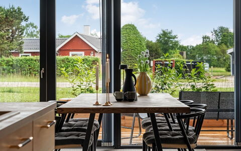 Sharina - 320M to the Fjord: Meubilair, Hout, Keuken En Eettafel, Tafel, Eetkamer, Interieur Ontwerp, Stoel, Flooring, Verdieping, Houten Vloer