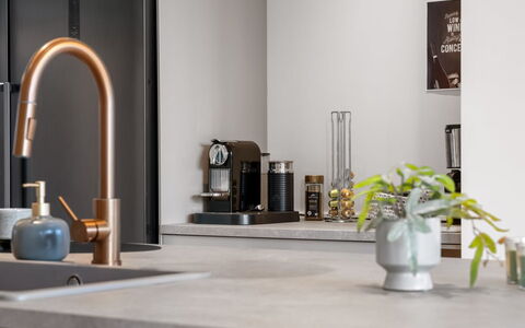 Sharina - 320M to the Fjord: Interieur Ontwerp, Countertop, Keuken, Loodgieterswerkinrichting, Kraan, Loodgieter, Kamerplant, Huishoudapparatuur, Toestel Van De Keuken