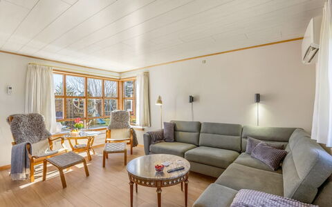 Elza - 700M from the Sea: Meubilair, Interieur Ontwerp, Flooring, Verdieping, Bankstel, Houten Vloer, Hout, Woonkamer, Plafond, Kamer
