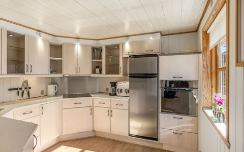 Elza - 700M from the Sea: Flooring, Interieur Ontwerp, Hout, Countertop, Plafond, Cabinetry, Keuken, Verdieping, Toestel Van De Keuken, Verlichting