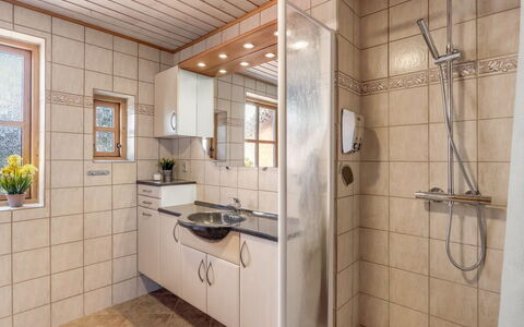 Elza - 700M from the Sea: Loodgieterswerkinrichting, Flooring, Interieur Ontwerp, Wastafel, Kraan, Verdieping, Badkamer, Wastafel In De Badkamer, Loodgieter, Plafond