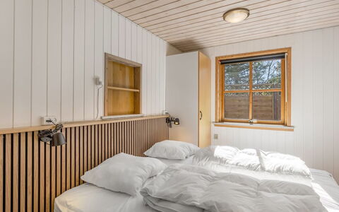 Elza - 700M from the Sea: Muur, Slaapkamer, Hout, Interieur Ontwerp, Bed, Plafond, Flooring, Verdieping, Laken, Bedding