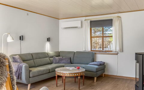 Elza - 700M from the Sea: Meubilair, Interieur Ontwerp, Flooring, Verdieping, Hout, Bankstel, Plafond, Woonkamer, Houten Vloer, Kamer