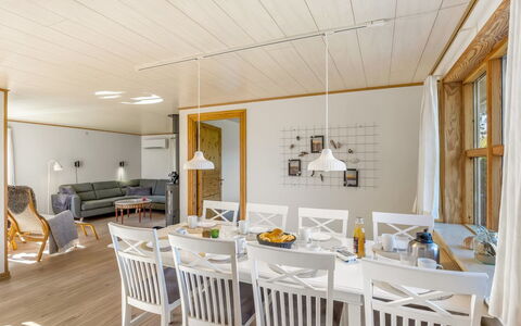 Elza - 700M from the Sea: Interieur Ontwerp, Flooring, Meubilair, Hout, Verdieping, Plafond, Eetkamer, Lichte Inrichting, Keuken En Eettafel, Tafel