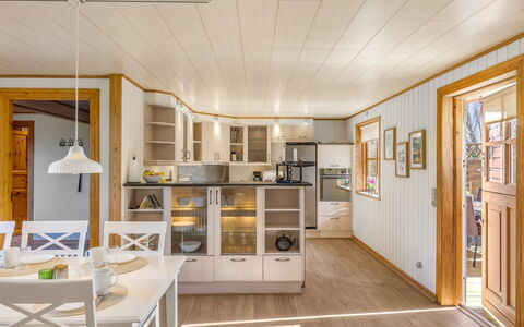 Elza - 700M from the Sea: Interieur Ontwerp, Flooring, Hout, Plafond, Meubilair, Lichte Inrichting, Verdieping, Houten Vloer, Verlichting, Keuken