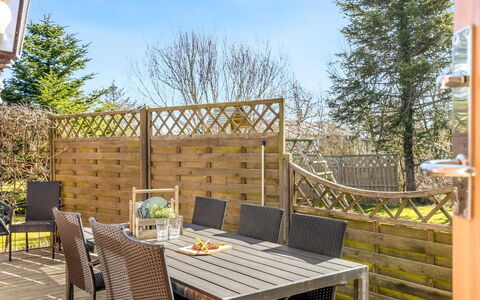 Elza - 700M from the Sea: Hout, Meubilair, Buitenmeubels, Beits, Buitentafel, Hardwood, Stoel, Patio, Tuin, Plank