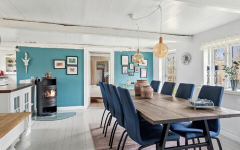 Jule - 1.5Km from the Sea: Meubilair, Interieur Ontwerp, Hout, Flooring, Tafel, Stoel, Keuken En Eettafel, Eetkamer, Verdieping, Houten Vloer