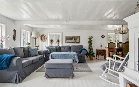 Jule - 1.5Km from the Sea: Meubilair, Bankstel, Interieur Ontwerp, Hout, Woonkamer, Plafond, Flooring, Verdieping, Huis, Kamer