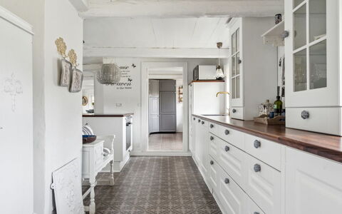 Jule - 1.5Km from the Sea: Flooring, Cabinetry, Interieur Ontwerp, Hout, Keuken, Verdieping, Countertop, Lade, Plafond, Huis