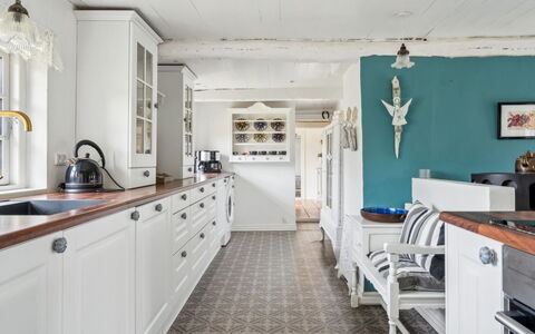 Jule - 1.5Km from the Sea: Cabinetry, Keuken, Flooring, Interieur Ontwerp, Countertop, Meubilair, Huis, Kast, Verdieping, Lade