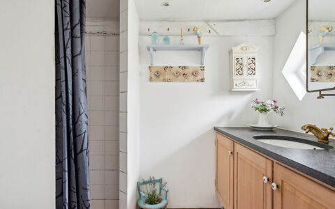 Jule - 1.5Km from the Sea: Interieur Ontwerp, Muur, Flooring, Verdieping, Loodgieterswerkinrichting, Verlichting, Kamer, Badkamer, Huis, Badkamerkast