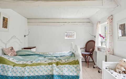 Jule - 1.5Km from the Sea: Meubilair, Slaapkamer, Interieur Ontwerp, Muur, Bed, Hout, Plafond, Linens, Bedding, Laken