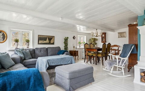 Jule - 1.5Km from the Sea: Meubilair, Bankstel, Hout, Interieur Ontwerp, Plafond, Woonkamer, Huis, Flooring, Verdieping, Kamer