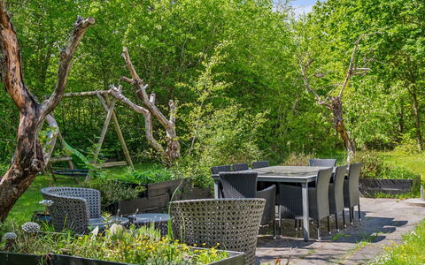 Jule - 1.5Km from the Sea: Vegetation, Struik, Buitenmeubels, Meubilair, Tuin, Plantengemeenschap, Buitentafel, Groundcover, De Lente, Zonlicht