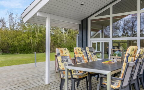 Aswaldi - 1.5Km from the Sea: Hout, Tuin, Backyard, Land Lot, Huis, Dak, Schaduw, Dek, Hardwood, Werf