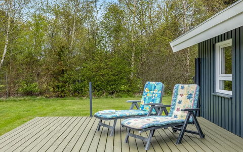 Aswaldi - 1.5Km from the Sea: Hout, Tuin, Backyard, Land Lot, Huis, Dak, Schaduw, Dek, Hardwood, Werf