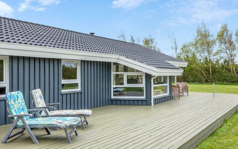 Aswaldi - 1.5Km from the Sea: Hout, Tuin, Backyard, Land Lot, Huis, Dak, Schaduw, Dek, Hardwood, Werf