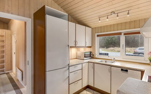 Aswaldi - 1.5Km from the Sea: Keuken, Hout, Interieur Ontwerp, Plafond, Countertop, Flooring, Verdieping, Cabinetry, Kamer, Major Appliance