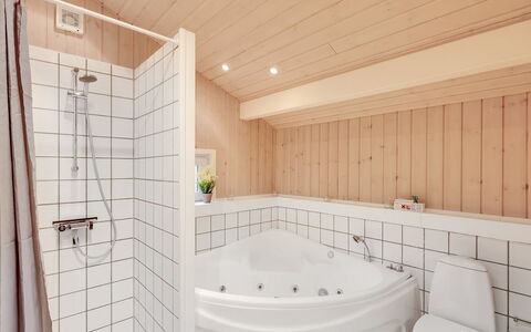 Aswaldi - 1.5Km from the Sea: Interieur Ontwerp, Loodgieterswerkinrichting, Flooring, Hout, Verdieping, Bad, Badkamer, Plafond, Kamer, Loodgieter