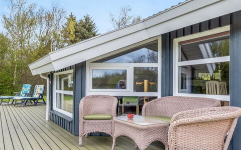 Aswaldi - 1.5Km from the Sea: Hout, Huis, Veranda, Verblijf, Schaduw, Dek, Hardwood, Stoel, Plank, Siding