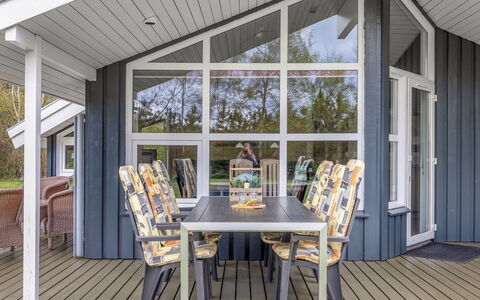 Aswaldi - 1.5Km from the Sea: Hout, Veranda, Deur, Huis, Plafond, Schaduw, Stoel, Dek, Hardwood, Buitenmeubels