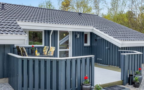 Aswaldi - 1.5Km from the Sea: Hout, Dak, Huis, Siding, Verblijf, Schuur, Garden Gebouwen, Outdoor Structuur, Schaduw, Werf
