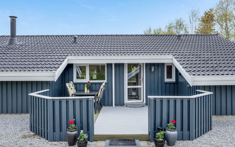 Aswaldi - 1.5Km from the Sea: Dak, Huis, Siding, Verblijf, Schuur, Schaduw, Landgoed, Garden Gebouwen, Werf, Outdoor Structuur