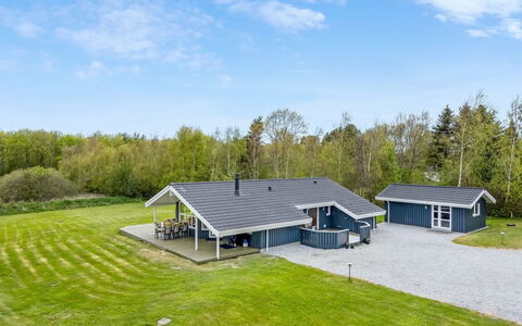 Aswaldi - 1.5Km from the Sea: Huis, Verblijf, Landgoed, Gazon, Boerderij, Landscaping, Oprit, Garden Gebouwen, Villa, Siding