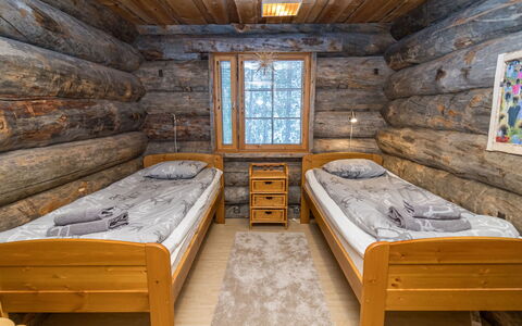 Rukastuga: Hout, Slaapkamer, Bed, Verdieping, Bedding, Bed Frame, Laken, Plafond, Kamer, Beits