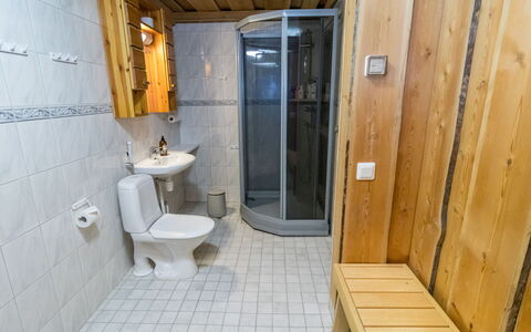 Rukastuga: Flooring, Hout, Verdieping, Loodgieterswerkinrichting, Kamer, Interieur Ontwerp, Deur, Loodgieter, Beits, Badkamer