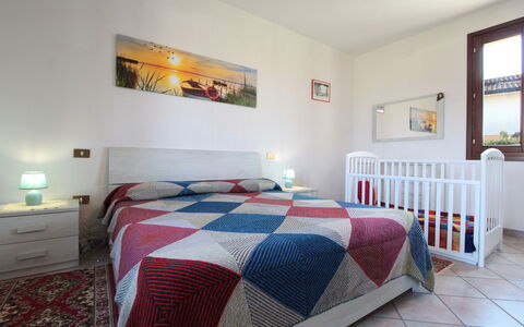 Villa Camerini, Nature, Bikes and Beaches: Verdieping, Interieur Ontwerp, Meubilair, Appartement, Slaapkamer, Kamer, Bed, Bedding, Bed Frame, Fotolijst