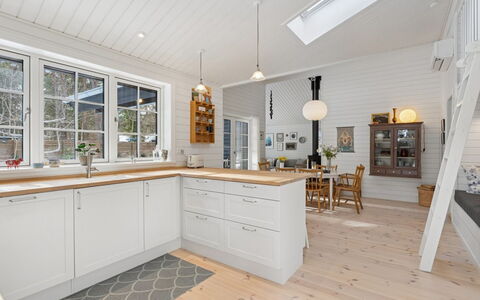 Hoat - 250M from the Sea: Flooring, Hout, Interieur Ontwerp, Plafond, Verdieping, Keuken, Countertop, Houten Vloer, Cabinetry, Huis