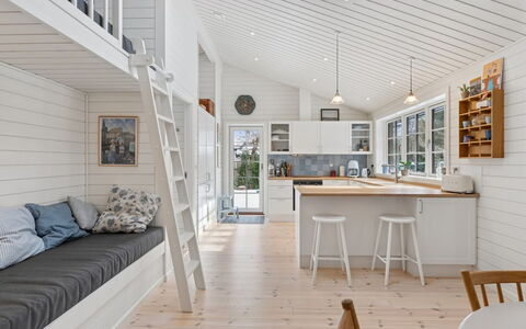 Hoat - 250M from the Sea: Hout, Flooring, Verdieping, Interieur Ontwerp, Plafond, Houten Vloer, Huis, Meubilair, Keuken, Deur