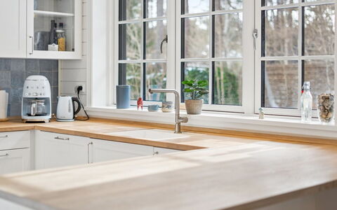 Hoat - 250M from the Sea: Flooring, Interieur Ontwerp, Countertop, Hout, Keuken, Meubilair, Verdieping, Loodgieterswerkinrichting, Kraan, Cabinetry