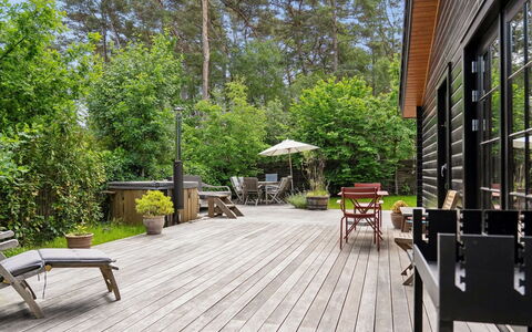 Hoat - 250M from the Sea: Hout, Houten Vloer, Veranda, Hardwood, Meubilair, Buitenmeubels, Dek, Huis, Plank, Deur