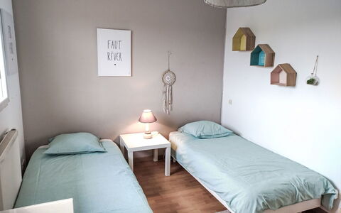 Le Duc: Meubilair, Bed, Slaapkamer, Interieur Ontwerp, Muur, Verdieping, Flooring, Hout, Bedding, Laken